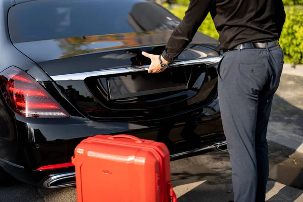 Sjåføren Pakker Rød Koffert Inn Bilstamme Nærbilde Konsept Forretningsreiser Personlig – stockfoto
