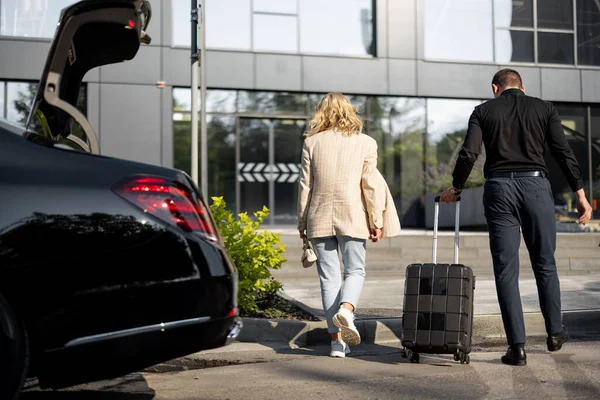 Sjåføren Hjelper Forretningskvinne Bære Kofferten Inn Bygning Sammen Luksus Drosje – stockfoto