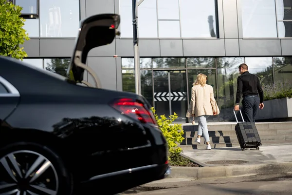Chauffeur Ajuda Uma Mulher Negócios Levar Sua Mala Para Prédio — Fotografia de Stock