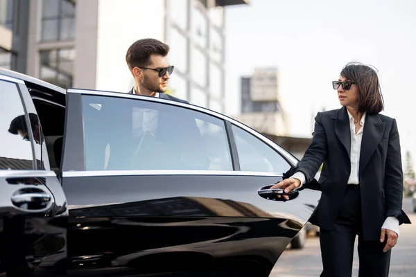 Motorista Feminino Ajuda Homem Negócios Sair Carro Abrir Uma Porta — Fotografia de Stock
