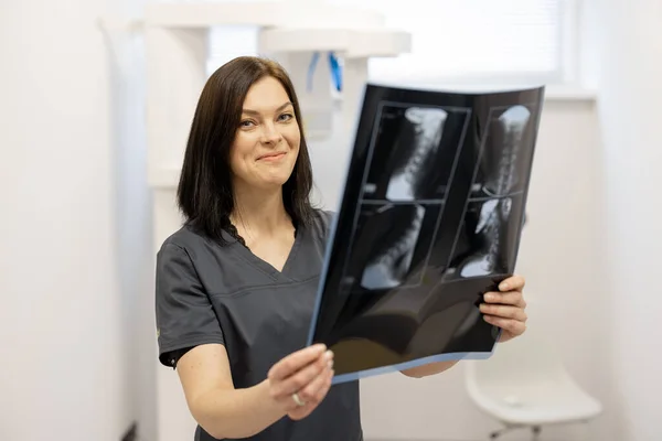 Lääkäri Tutkii Röntgenkuvan Kohdunkaulan Selkärangan Lääketieteellisessä Toimistossa — kuvapankkivalokuva
