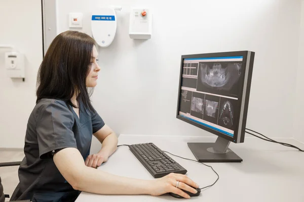 Dokter Kijkt Naar Scan Van Kaak Computer Kantoor Buurt Van — Stockfoto