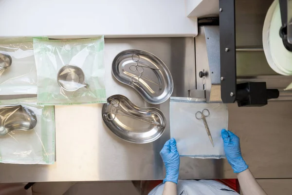 Fremgangsmåte Sterilisering Pakking Kirurgiske Instrumenter Ved Sterilisering Klinikk Sett Ovenfra – stockfoto
