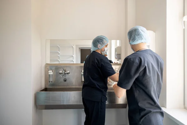 Kirurger Uniform Var Nøye Med Hendene Forberedelsene Til Kirurgisk Operasjon – stockfoto