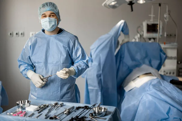Portrett Kirurg Uniform Med Sterile Medisinske Instrumenter Klar Kirurgi Operasjonsrommet – stockfoto