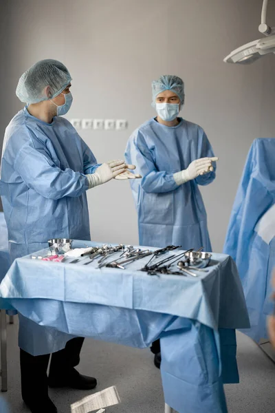 Kaksi Kirurgia Univormussa Valmiina Leikkaamaan Potilaan Leikkaussalissa Kirurginen Hoito Invasiivisen — kuvapankkivalokuva