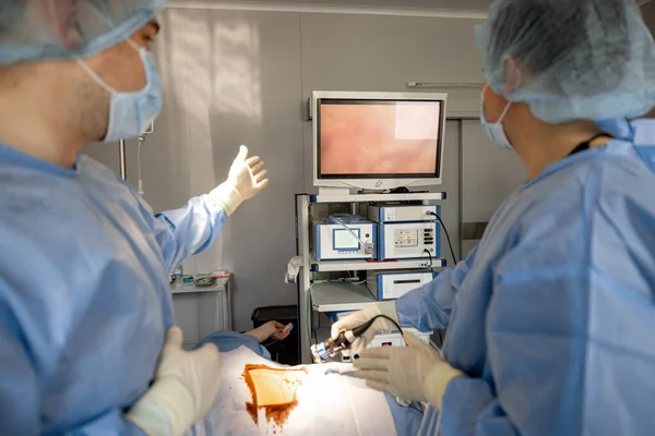 Kirurger Utfører Minimalt Invasive Prosedyrer Med Endoskop Ser Monitoren Operasjonsrommet – stockfoto