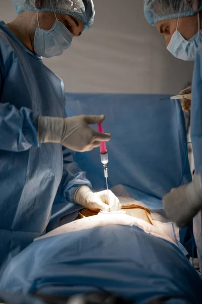 Kirurgi Antaa Pistoksen Leikkauksen Aikana Todellisen Toiminnan Kirurgisen Toimenpiteen Käsite — kuvapankkivalokuva
