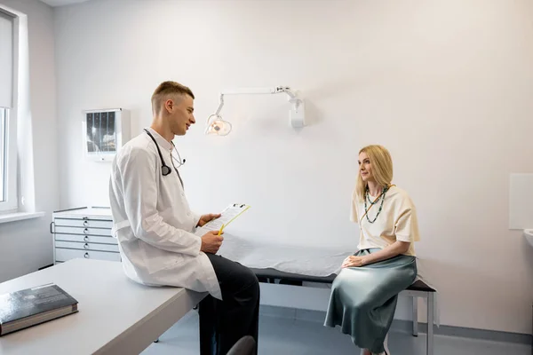 Volwassen Vrouwelijke Patiënt Afspraak Met Gastro Enteroloog Medisch Kantoor Dokter — Stockfoto