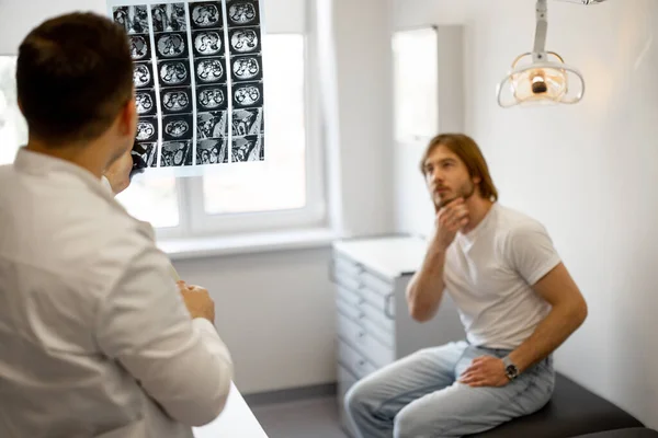Mies Lääketieteellisessä Tapaamisessa Urologin Kanssa Lääkäri Näyttää Röntgenkuvan Potilaiden Lantiosta — kuvapankkivalokuva