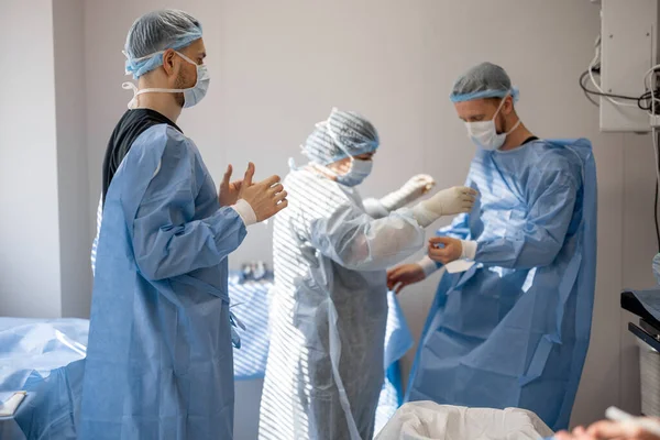 Perawat Dengan Dokter Bedah Mempersiapkan Untuk Operasi Mengenakan Seragam Steril — Stok Foto