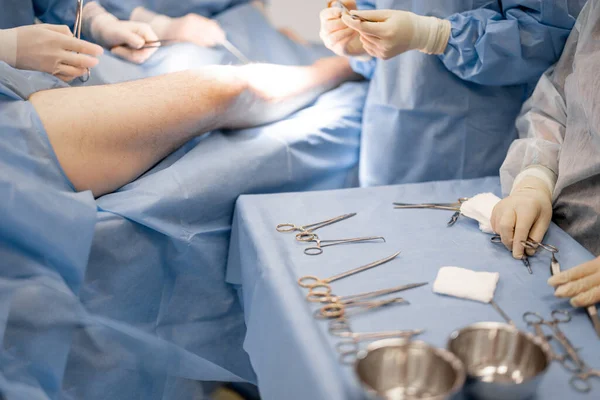 Leikkaus Käynnissä Lähikuva Pöydällä Lääketieteellisillä Työkaluilla Käsitys Todellisesta Invasiivisesta Leikkauksesta — kuvapankkivalokuva