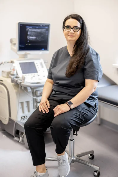 Retrato Una Doctora Especializada Diagnóstico Por Ultrasonido Sentada Lugar Trabajo —  Fotos de Stock