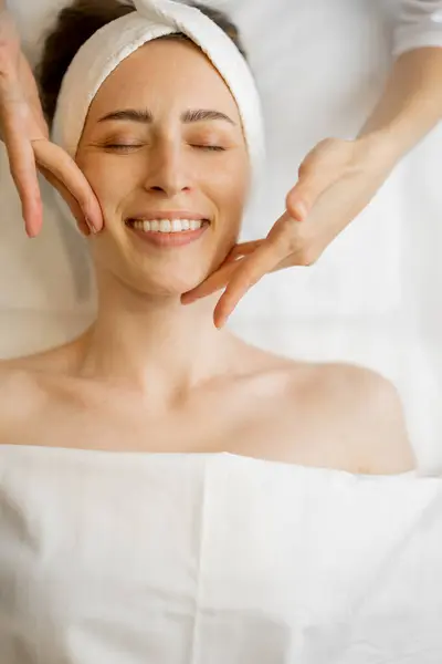 Donna Adulta Che Riceve Massaggio Facciale Rilassante Vista Primo Piano — Foto Stock