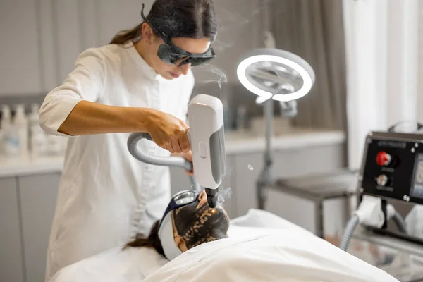 Cosmetoloog Maakt Laser Carbon Peeling Vrouwen Gezicht Bij Schoonheidssalon Concept — Stockfoto