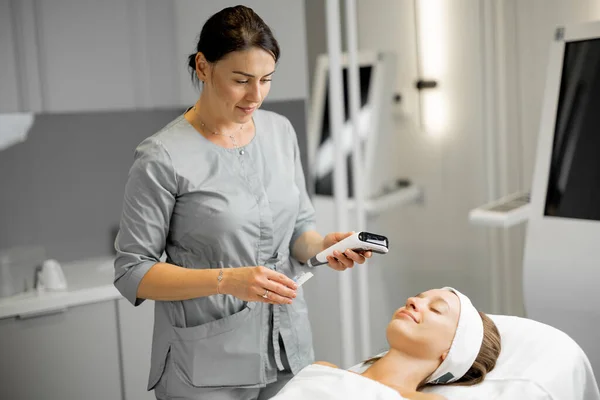Cosmetoloog Met Een Vrouw Cliënt Tijdens Overleg Voor Schoonheidsbehandeling Met — Stockfoto