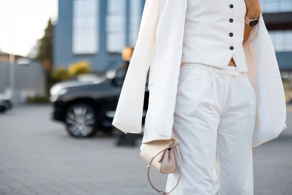 Business Lady Weiß Trägt Lässig Eine Handtasche Freien Nahaufnahme Auf — Stockfoto
