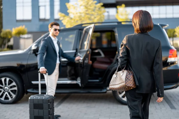 Elegant Business Woman Walks Luxury Car Man Suitcase Opens Vehicle — Stock Photo, Image