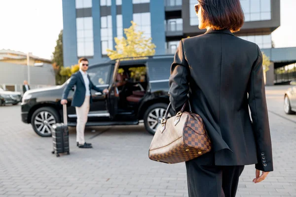 Mulher Negócios Elegante Caminha Para Carro Luxo Homem Com Uma — Fotografia de Stock