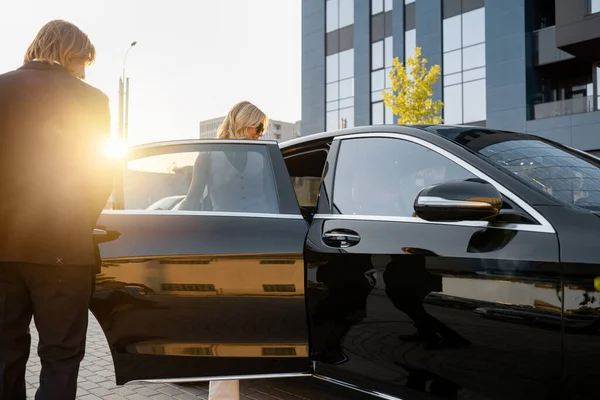 Affärsman Hjälper Affärskvinna Att Komma Bilen Öppna Fordonsdörren Nära Kontorsbyggnad — Stockfoto