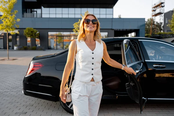 Retrato Uma Senhora Negócios Elegante Branco Casual Saindo Carro Preto — Fotografia de Stock
