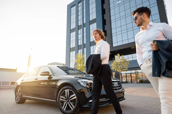 Due Uomini Affari Camminano Verso Auto Nera Lusso Vicino All — Foto Stock