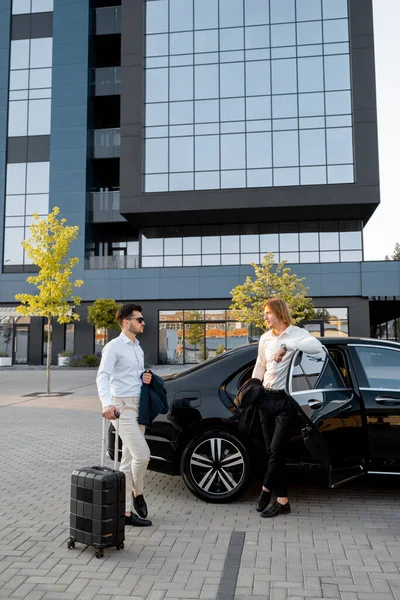 Businessmen Black Suitcase Traveling Premium Car Standing Office Building Hotel — Stock Photo, Image