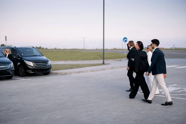 Gruppo Elegante Uomini Affari Camminano Insieme Taxi Minivan Parcheggio Concetto — Foto Stock