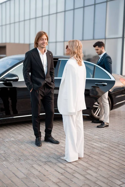 Pessoas Negócios Elegantes Têm Uma Conversa Perto Carro Luxo Livre — Fotografia de Stock