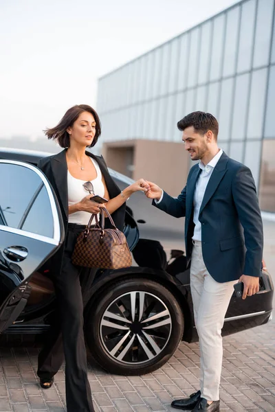 Empresário Ajuda Suavemente Uma Mulher Sair Carro Chegou Veículo Luxo — Fotografia de Stock