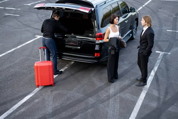 Business Couple Standing Parking Lot Luxury Taxi Personal Driver Which — Stock Photo, Image