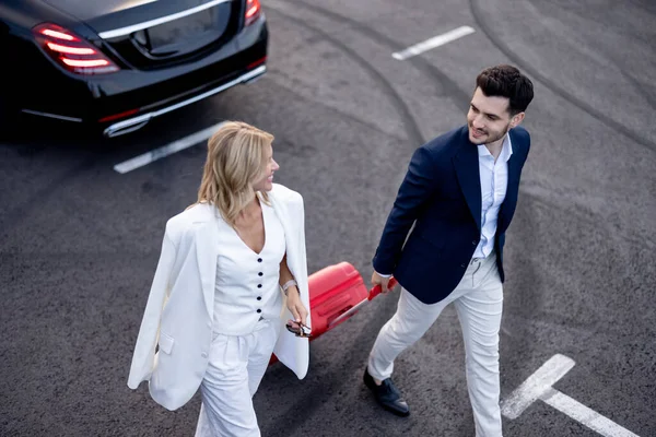 Casal Negócios Andando Com Uma Mala Estacionamento Chegou Táxi Luxo — Fotografia de Stock