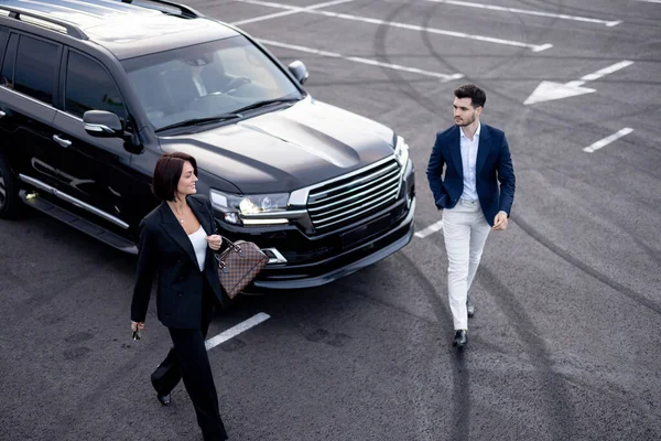 Business Couple Walking Parking Lot Arrived Luxury Suv Taxi View — Stock Photo, Image