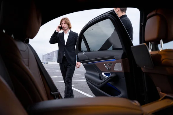 Empresário Entrar Carro Luxo Vista Interior Veículo Transporte Negócios Estilo — Fotografia de Stock