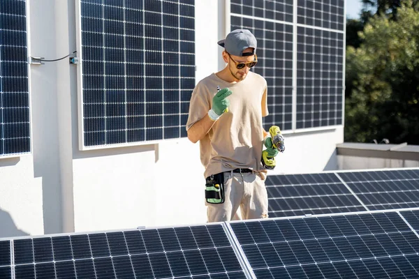 Muotokuva Yleismies Seisoo Katolla Asennettu Aurinkopaneelit Sitä Uusiutuva Energia Omaan — kuvapankkivalokuva