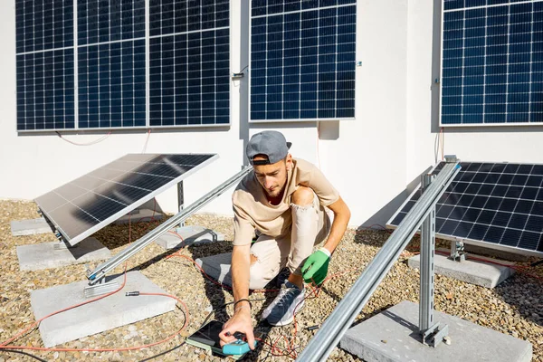 Elektriker Eller Tekniker Kontrollerar Funktionaliteten Hos Solstation Taket Till Ett — Stockfoto