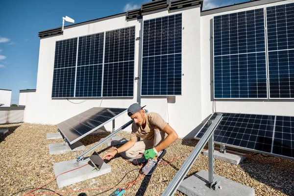 Elektriker Eller Tekniker Kontrollerer Funksjonaliteten Til Solstasjon Taket Privat Hus – stockfoto