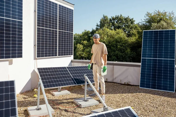 Man Looks Solar Power Station Installation Process Rooftop His House — Stock Photo, Image