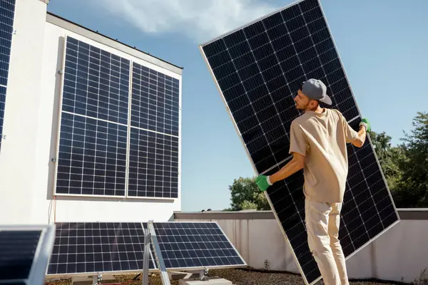 Människan Bär Solpanel Medan Hon Installerar Solkraftverk Ett Tak Sin — Stockfoto