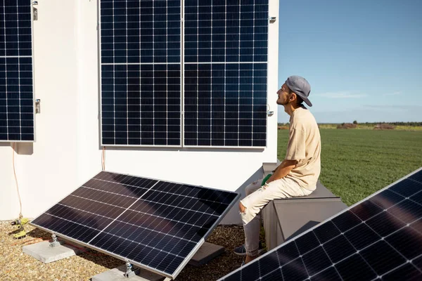Hombre Sentado Una Azotea Casa Con Una Central Solar Instalada —  Fotos de Stock