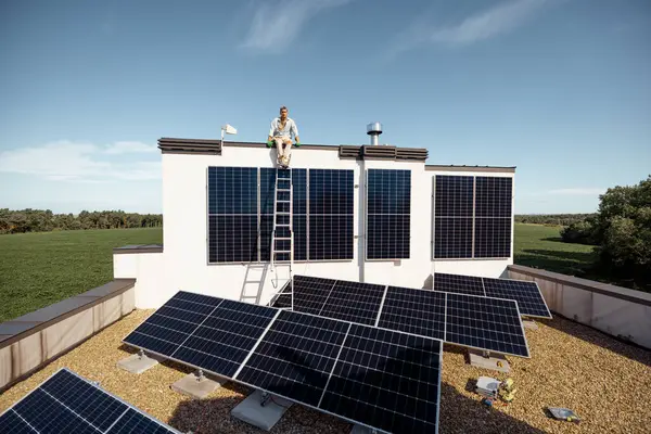 Rooftop Una Casa Privata Con Centrale Solare Esso Uomo Seduto — Foto Stock