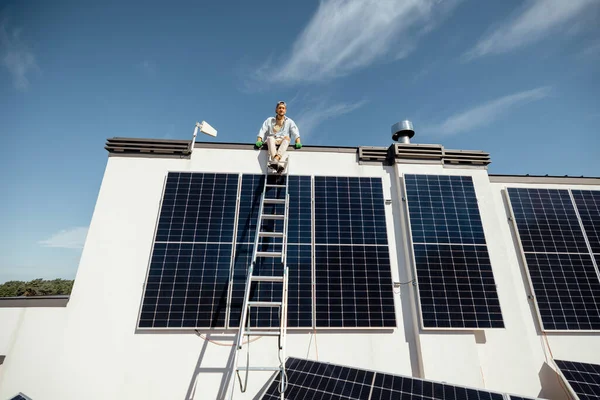 Rooftop Una Casa Privata Con Centrale Solare Esso Uomo Seduto — Foto Stock