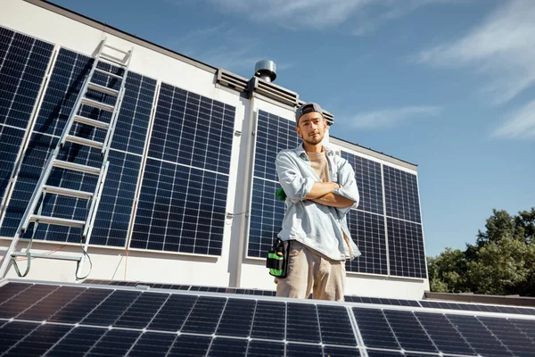 Muotokuva Yleismies Seisoo Katolla Asennettu Aurinkopaneelit Sitä Uusiutuvan Energian Käyttö — kuvapankkivalokuva