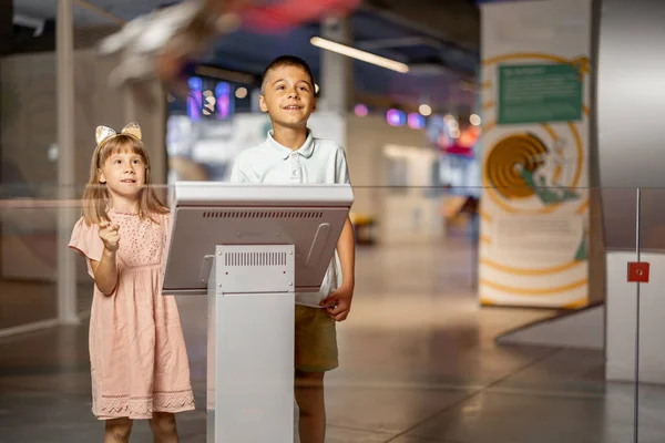 Lille Gutt Jente Glade Samhandle Med Robot Besøke Vitenskapsmuseet Konseptet – stockfoto
