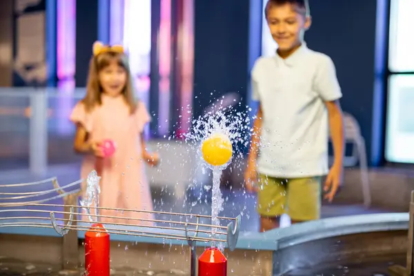 小さな男の子は水の蒸気でボールで遊び 興味深い方法で物理現象を学び インタラクティブなモデルを持つ科学博物館で楽しんでいます — ストック写真