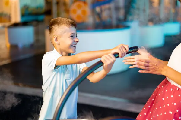 小さな男の子は 一緒に遊んで科学博物館で楽しんでいる間 石鹸の泡を作ります 児童エンターテインメントと学習の概念 — ストック写真
