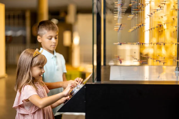 Liten Pojke Och Flicka Studerar Fysik Och Magnetfält Interaktiv Modell — Stockfoto