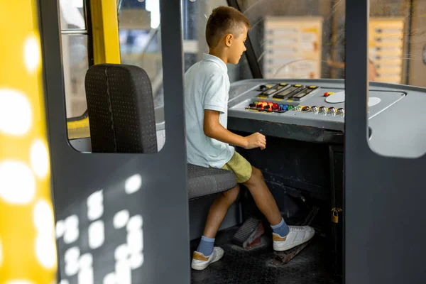 Kleine Jongen Rijdt Een Oude Tramsimulator Een Wetenschapsmuseum Concept Van — Stockfoto