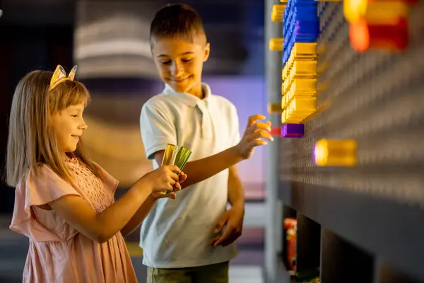 Παιδιά Κάνουν Μια Ταινία Χρωματιστές Μάρκες Στον Τοίχο Παίζοντας Διαδραστικά — Φωτογραφία Αρχείου