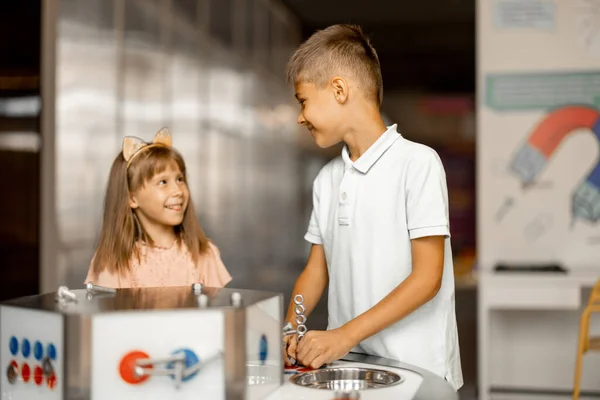 Çocuklar Bilim Müzesinde Fizik Okurken Mıknatıslarla Oynuyorlar Çocuk Eğlencesi Öğrenme — Stok fotoğraf